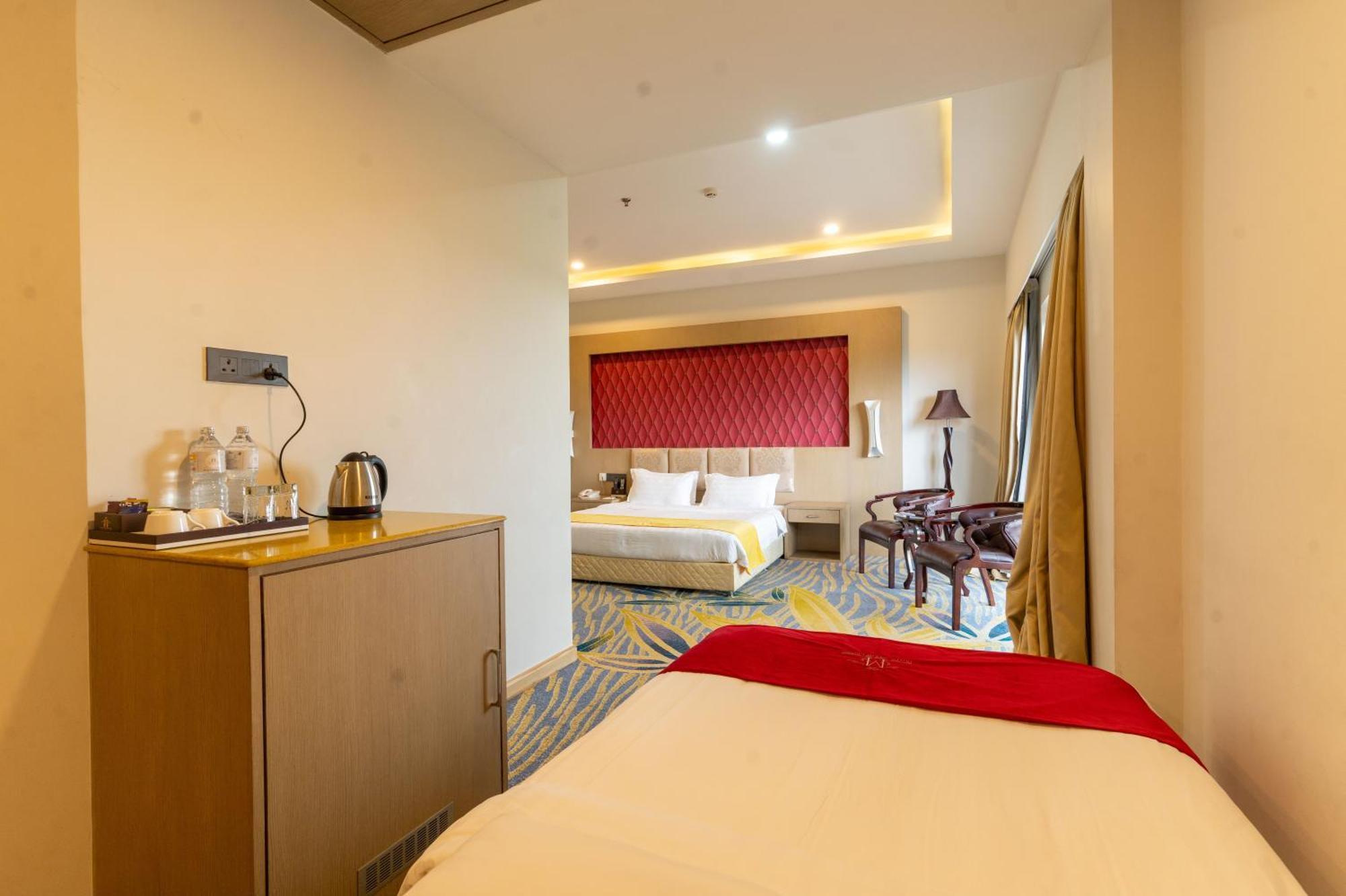 Hotel Mechi Crown Kakarvitta エクステリア 写真