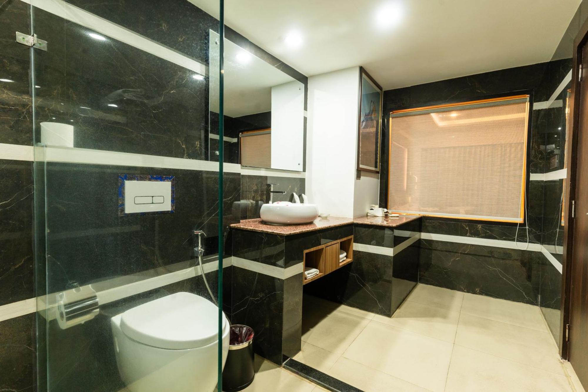 Hotel Mechi Crown Kakarvitta エクステリア 写真