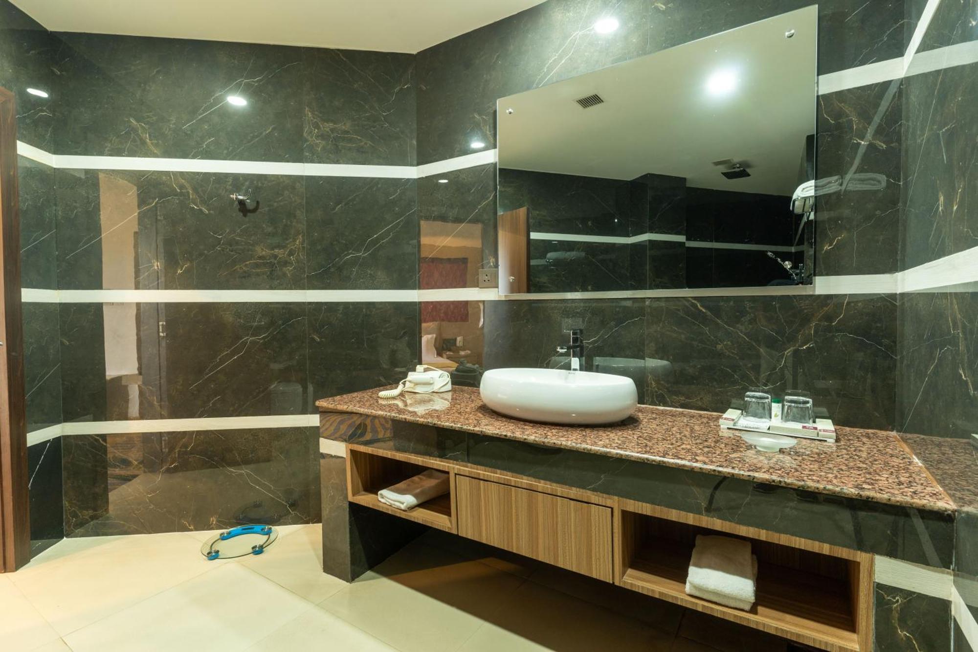 Hotel Mechi Crown Kakarvitta エクステリア 写真