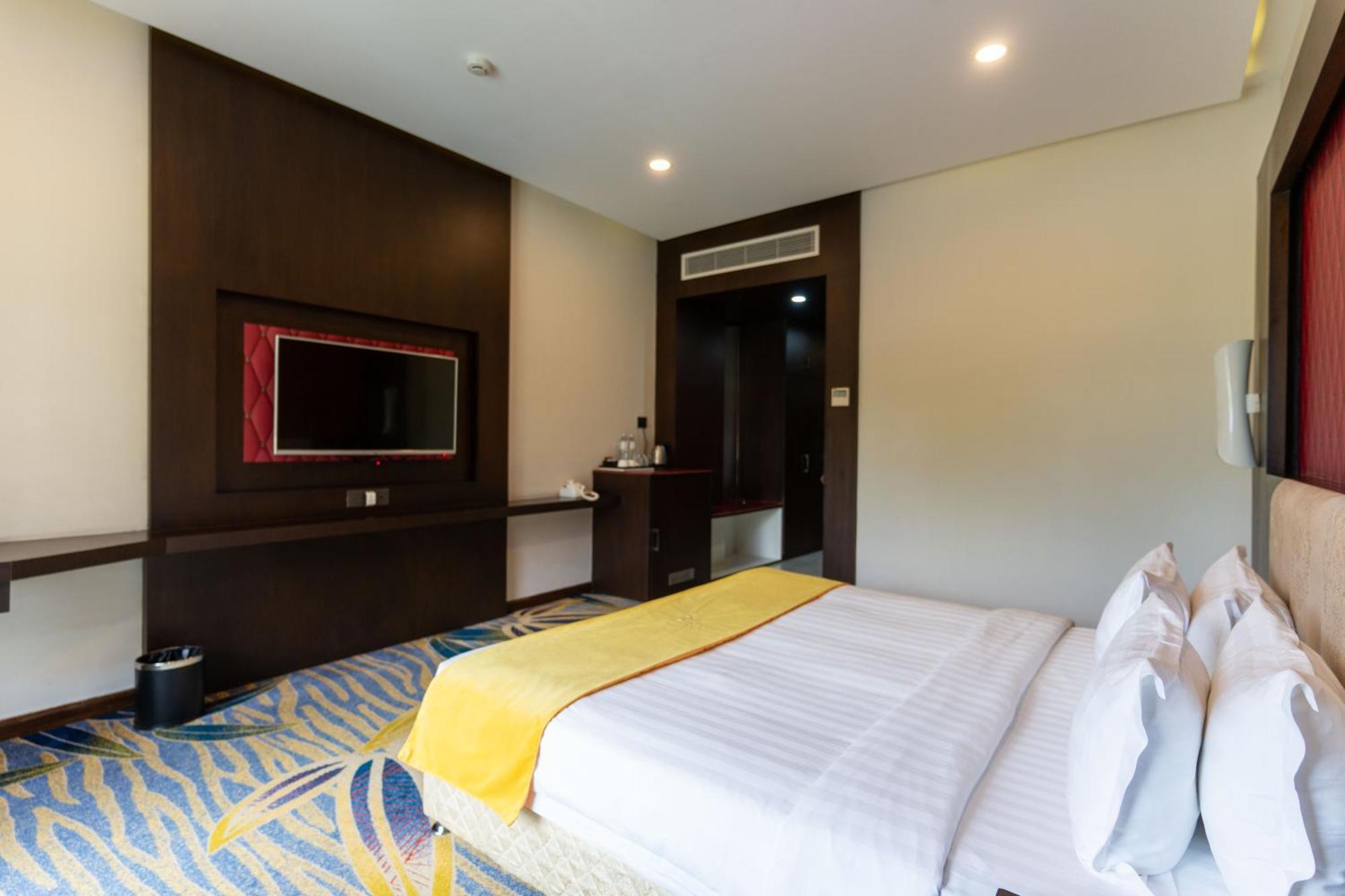 Hotel Mechi Crown Kakarvitta エクステリア 写真